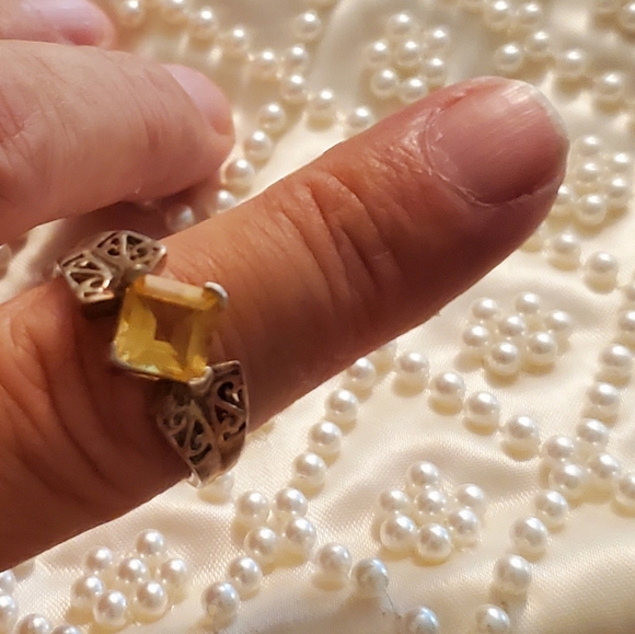 Beautiful ring - Picture 1 of 2